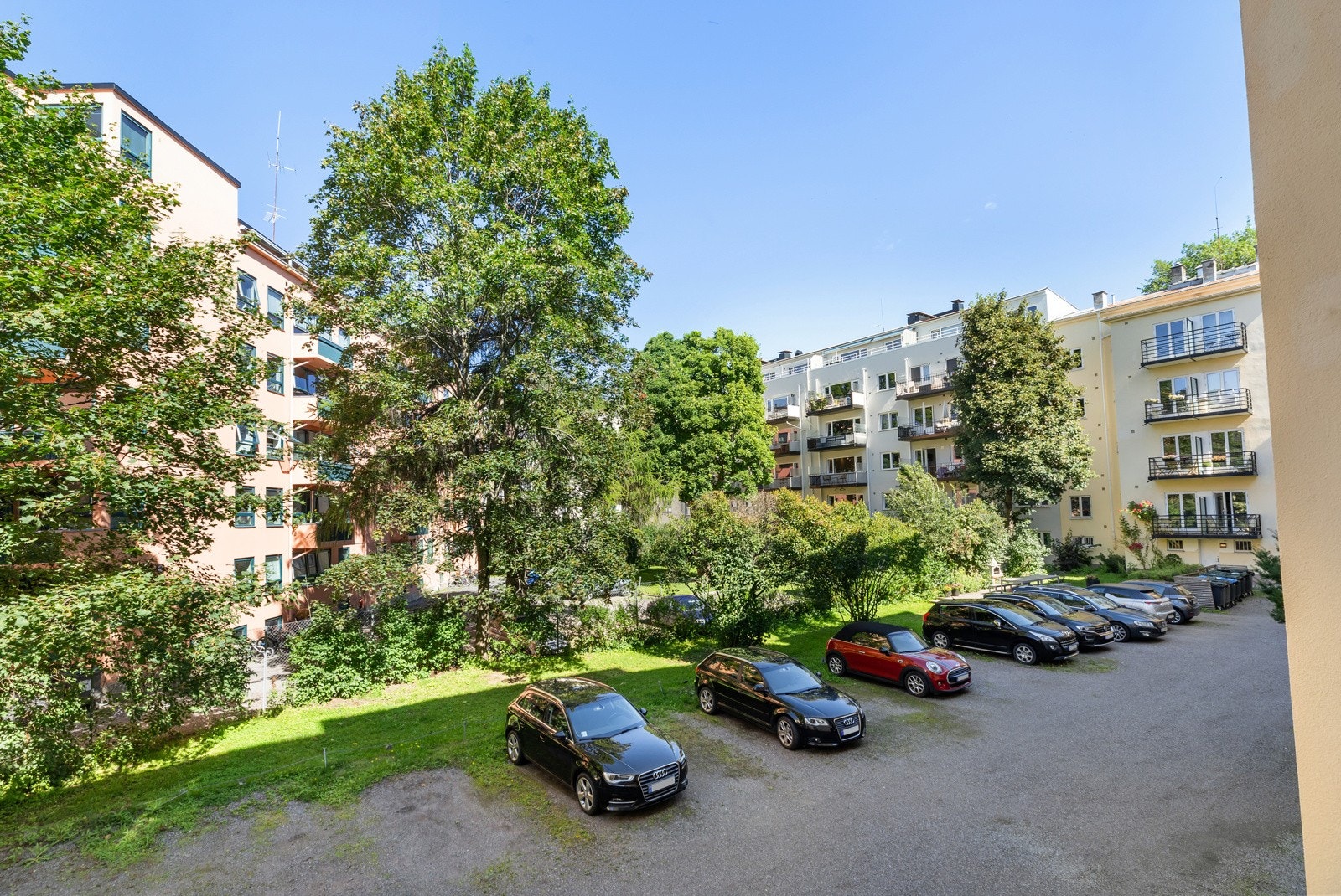 Bakgård (Det er 18 p-plasser til leie i sameiet etter venteliste) Galleribilde