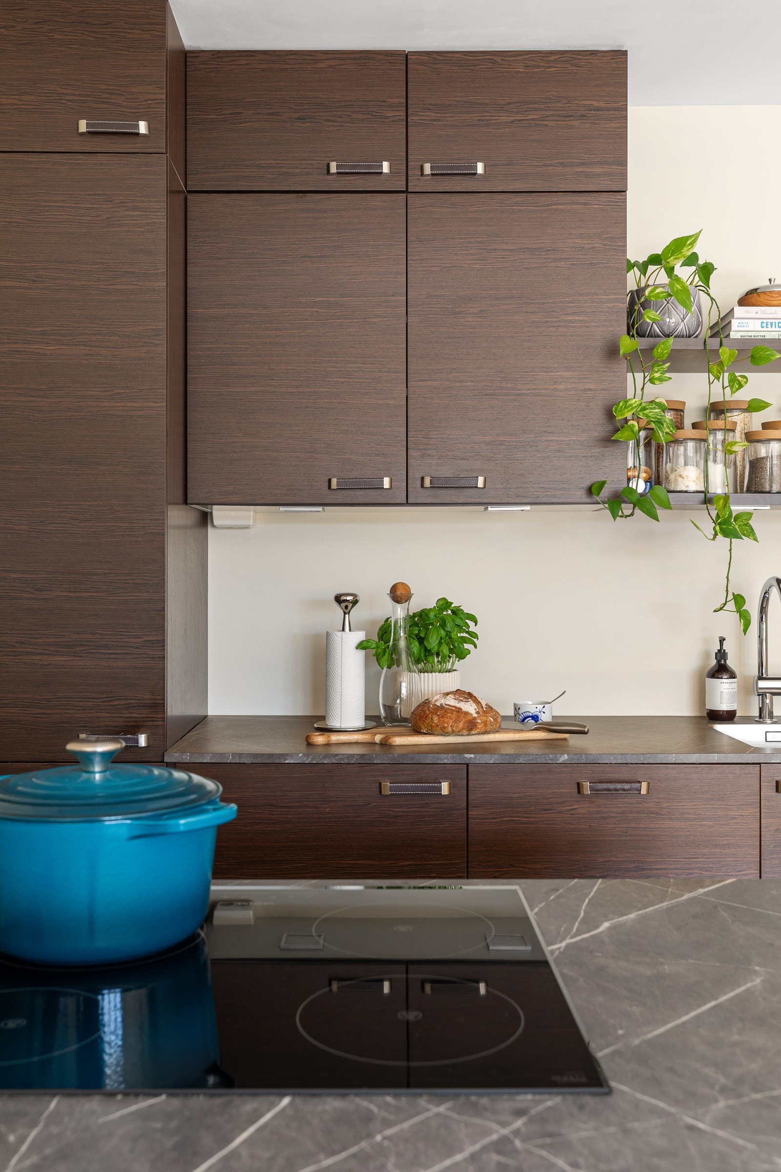 Kjøkkenet er fra 2016, og består av glatte fronter og laminat benkeplate. Opplegg for vaskemaskin i benkeskap Galleribilde