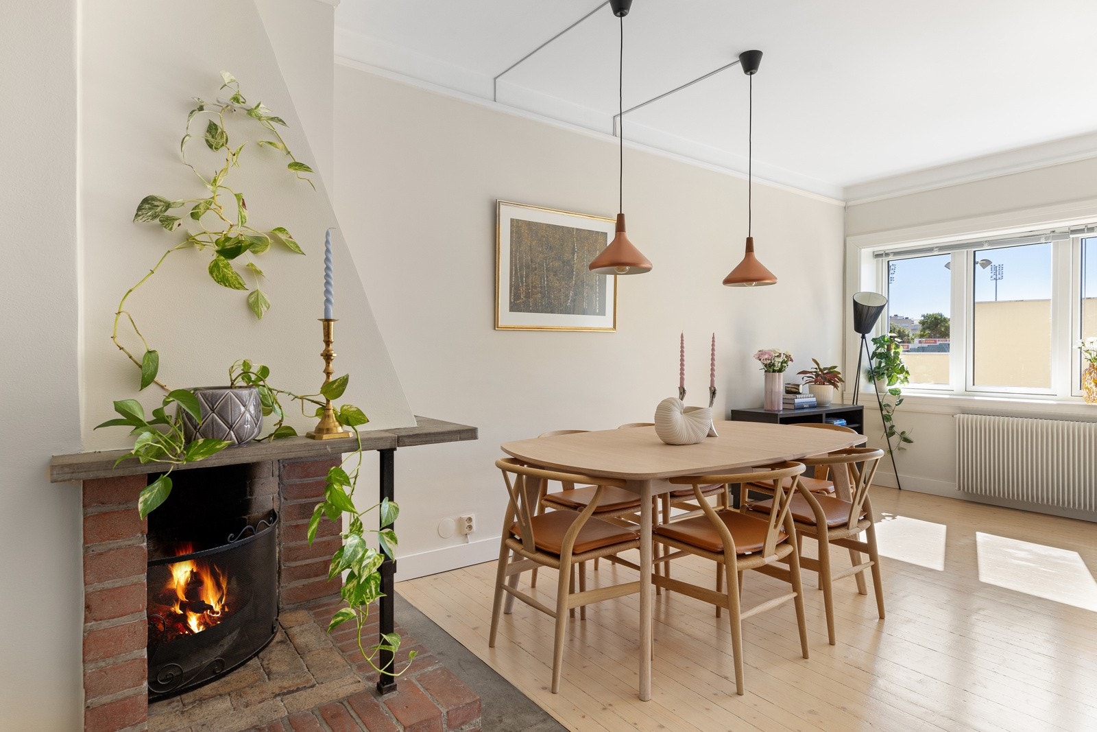 Stuen har god takhøyde på ca. 2,67 meter og herlig peis som gir god varme i vinterhalvåret (rehabilitert i 2022) Galleribilde