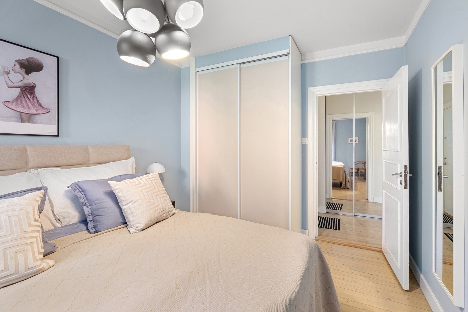 Klær kan enkelt oppbevares i plassbygd garderobeskap Galleribilde