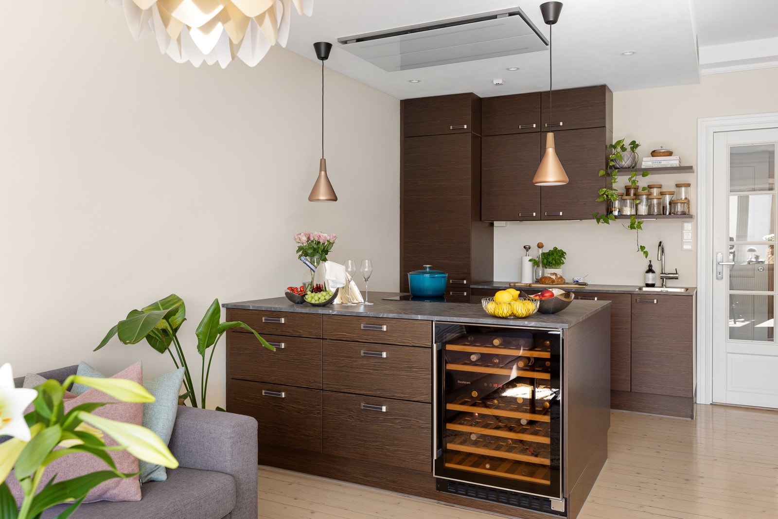 Åpen, sosial og innbydende kjøkkeninnredning fra HTH Galleribilde