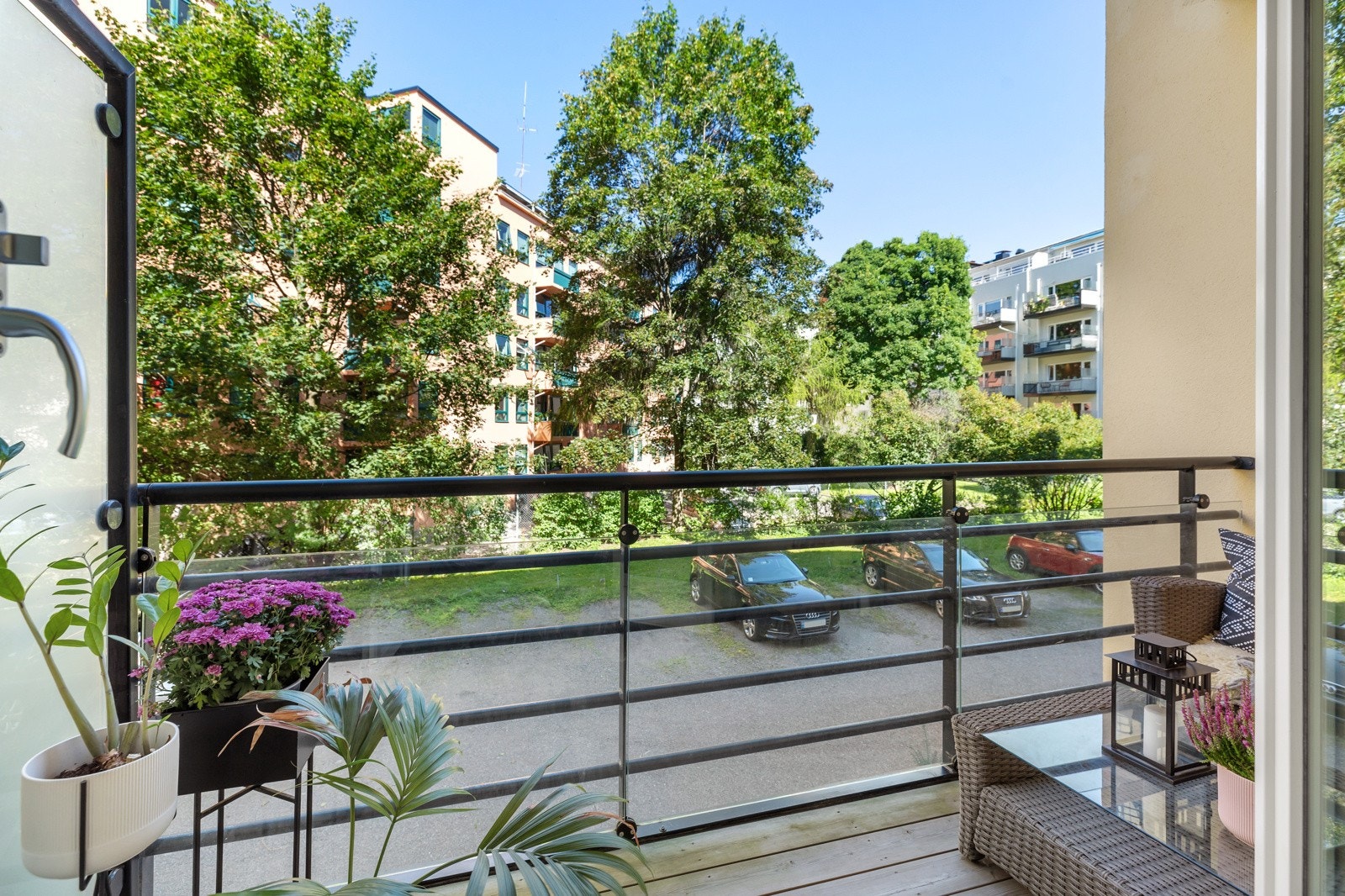 Hyggelig utsyn mot rolig bakgård fra boligens balkong Galleribilde