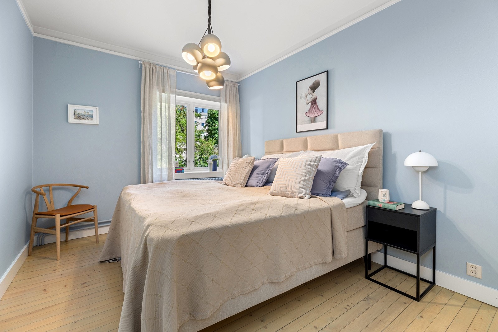 Hovedsoverommet er lunt og svalt, og har god plass til den store dobbeltsengen med tilhørende nattbord Galleribilde