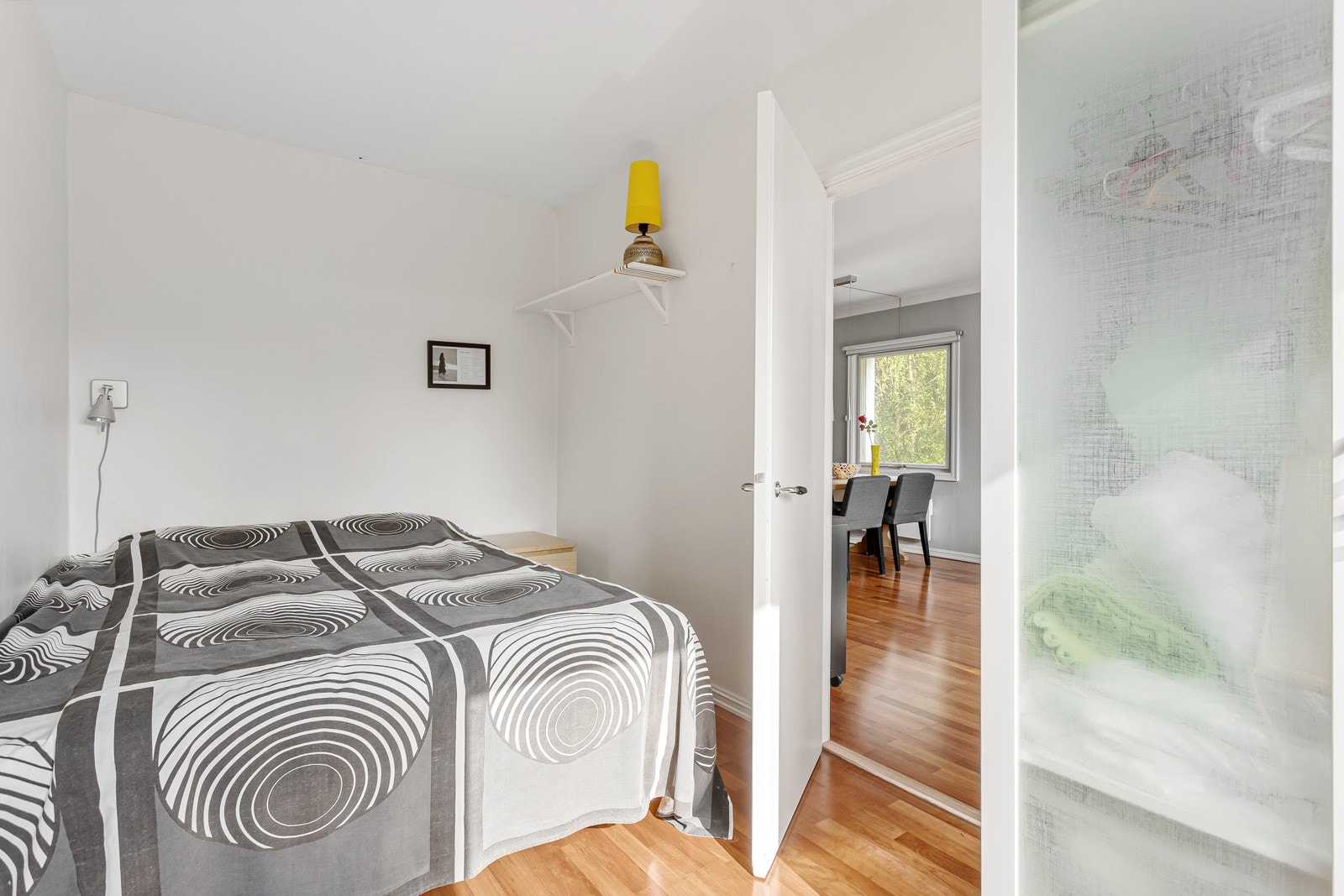 Leiligheten har et lyst og innbydende soverom av god størrelse. Galleribilde