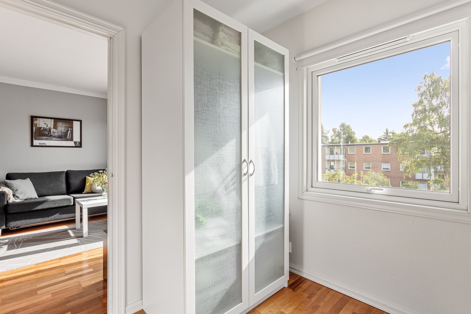 Stor vindusflate som slipper inn rikelig med lys, god oppbevaringsplass i romslig garderobeskap. Galleribilde