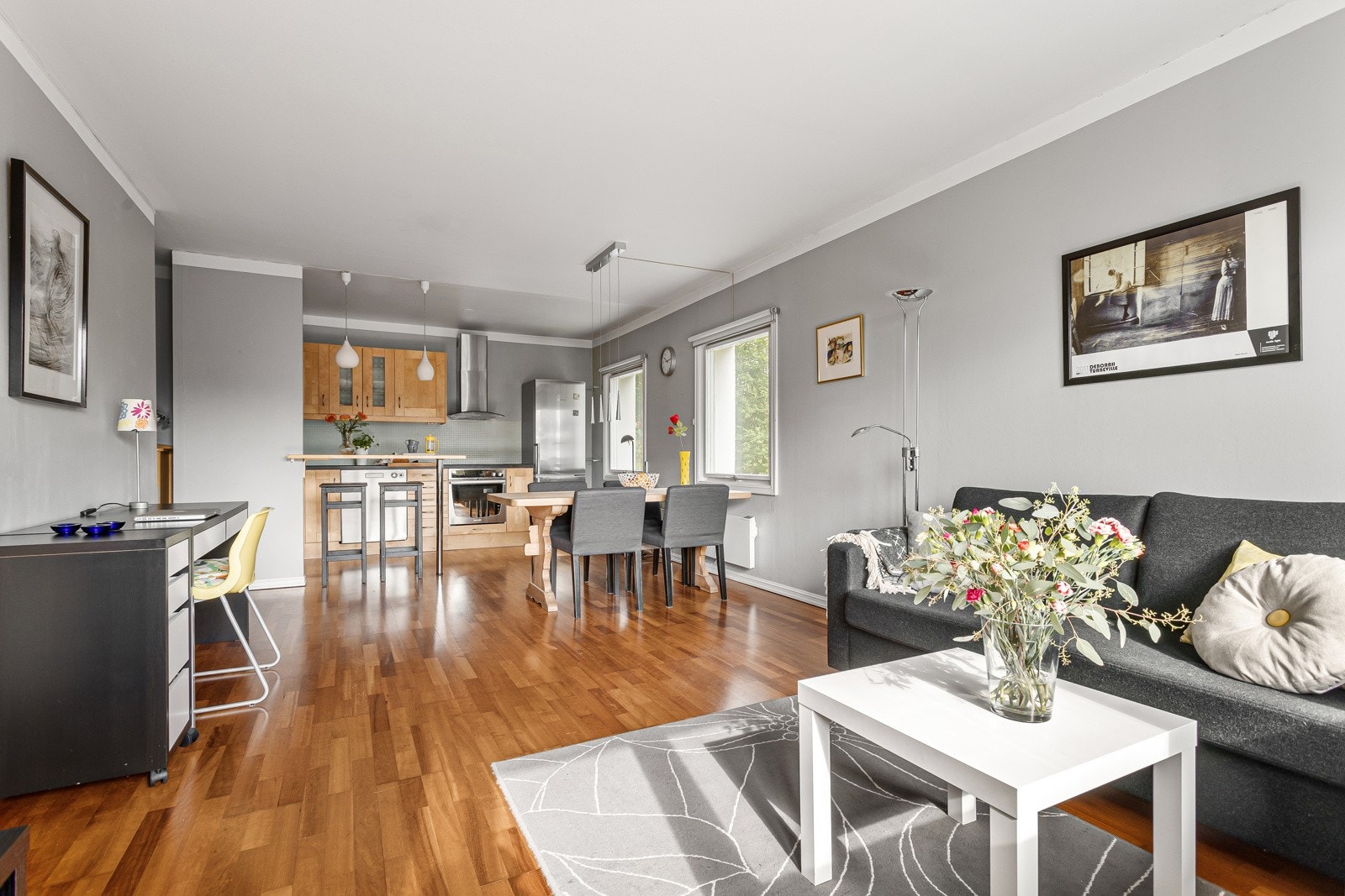 Stuen er romslig med god plass til både sofagruppe med salongbord og mediemøblement. Galleribilde