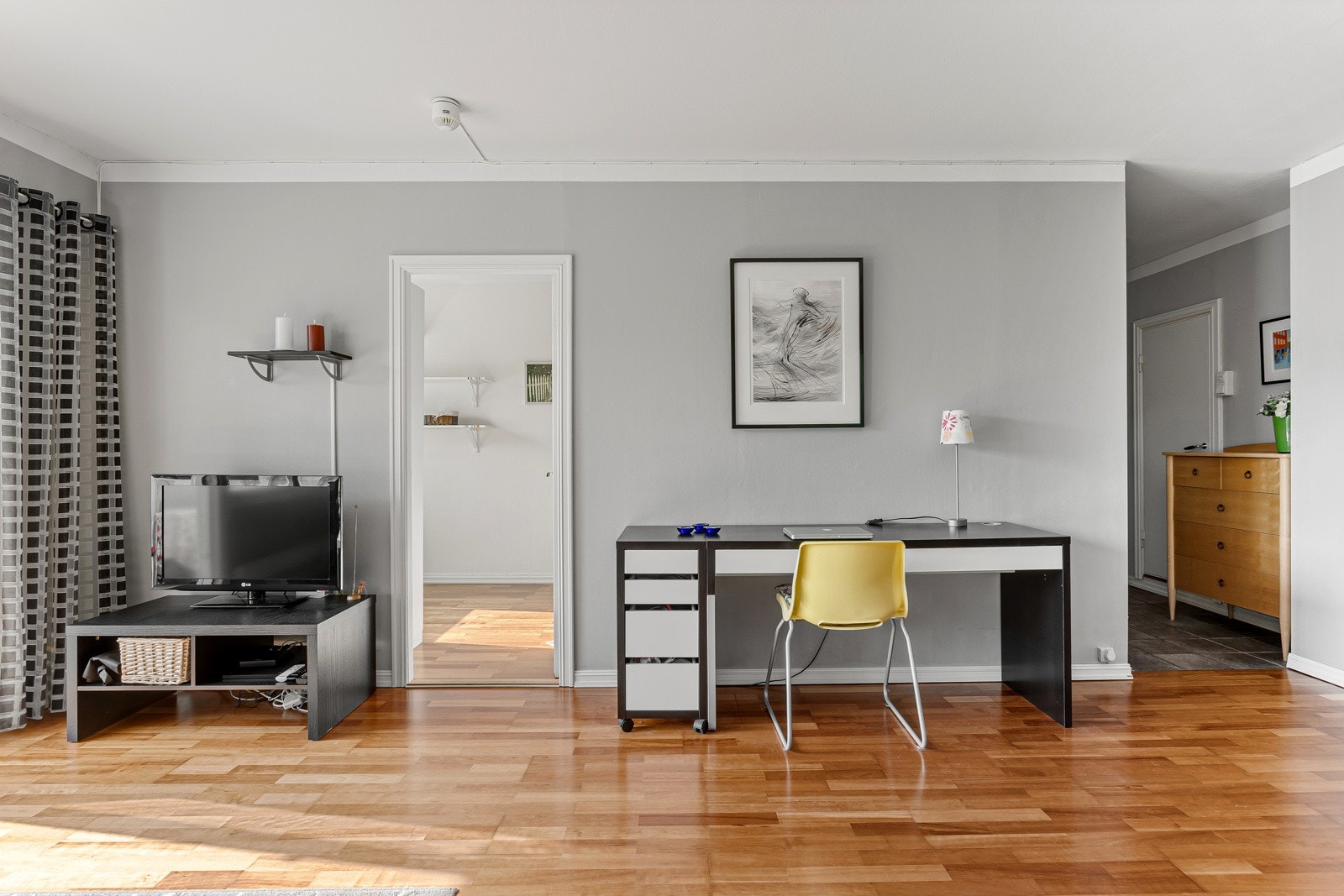 Stuen er det naturlige oppholdsrommet i leiligheten, og er et stort, lyst og fint rom. Galleribilde