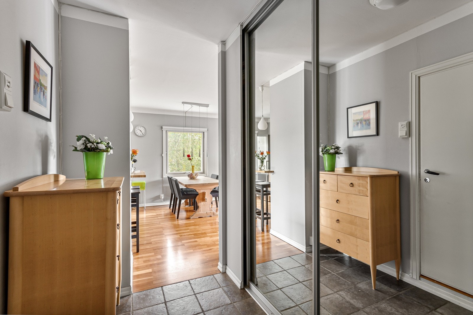 Plass til oppheng, skoskap eller kommoder - alt etter eget ønske og behov i tillegg til de praktiske innebygde garderobeskapane. Galleribilde