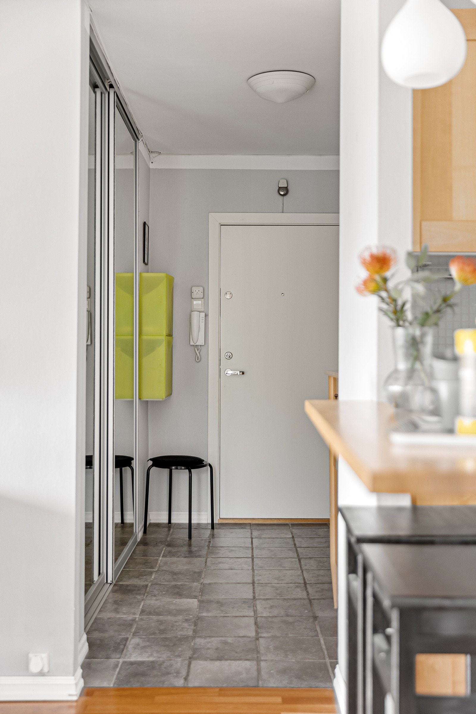 Du ønskes velkommen inn i en lys, innbydende og praktisk flislagt entré. Galleribilde