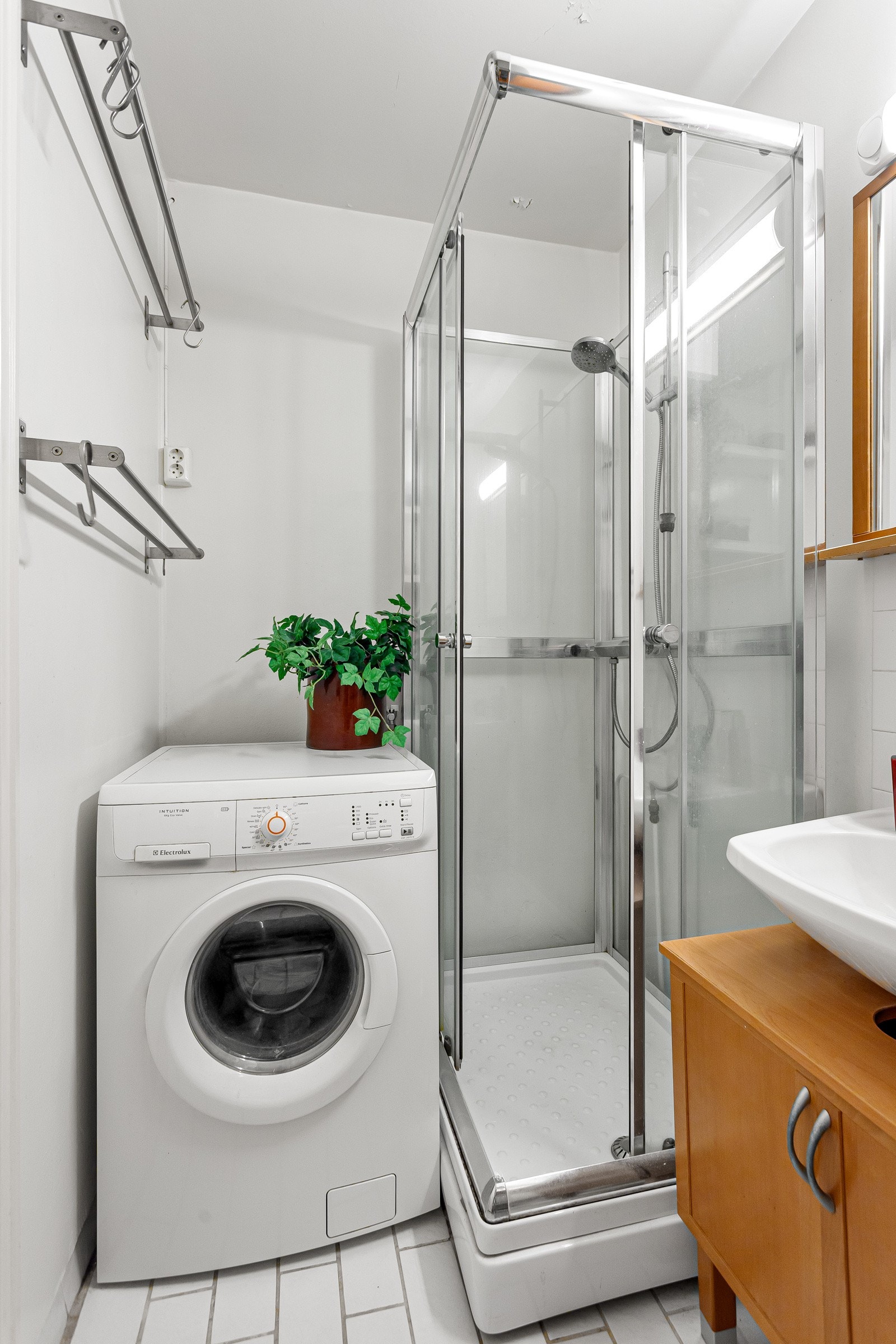 Baderommet er utsyrt med dusjkabinett og medfølgende vaskemaskin. Galleribilde