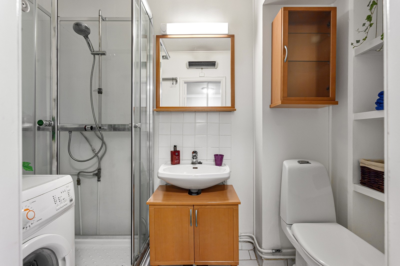 Leiligheten har et praktisk flislagt baderom med gulvvarme. Galleribilde