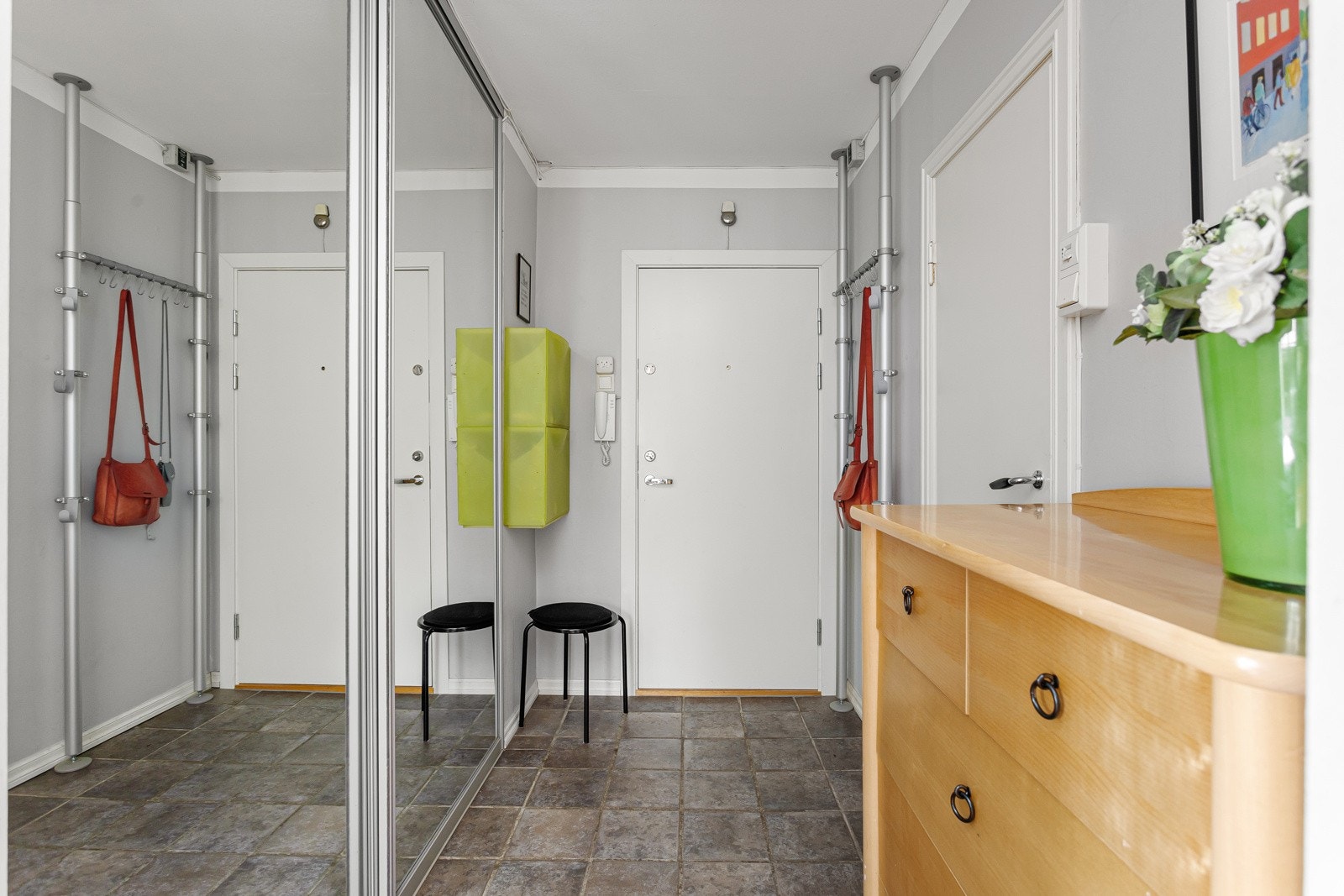 Montert porttelefon på vegg. Galleribilde