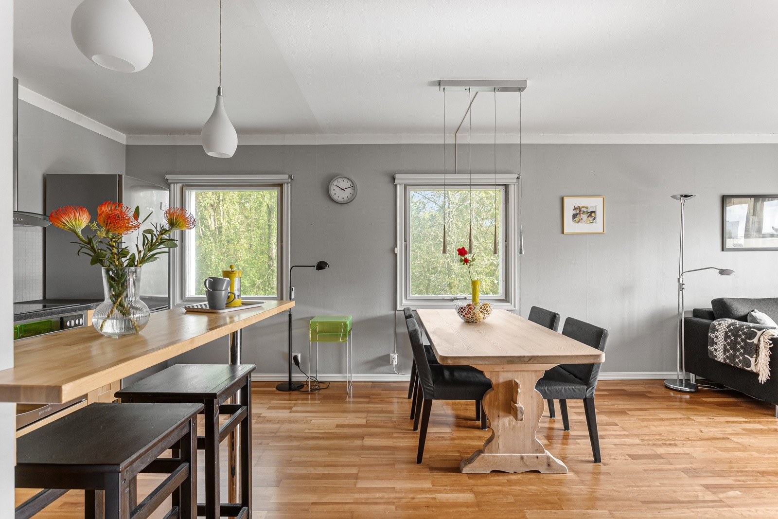 Fint plassert ved de store vinduene og den frodige utsikten. Galleribilde