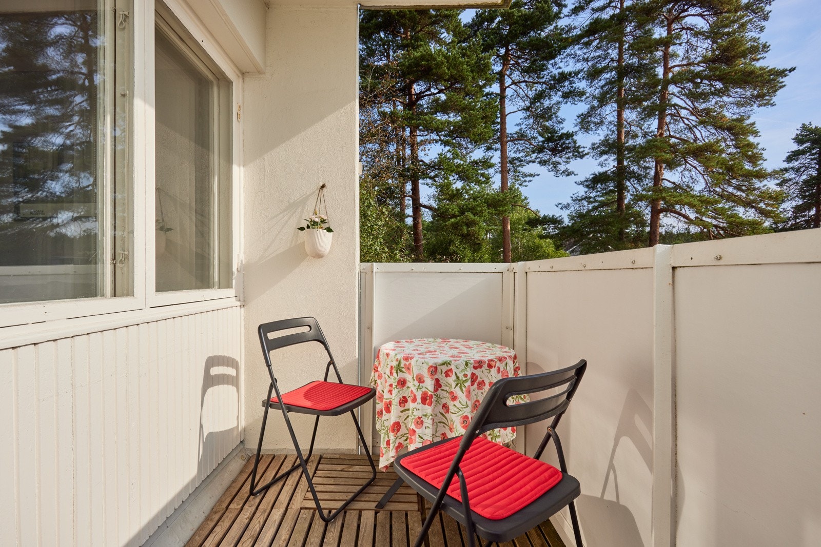 Balkongen er overbygget, og har gulv belagt med tre-tremmegulv Galleribilde