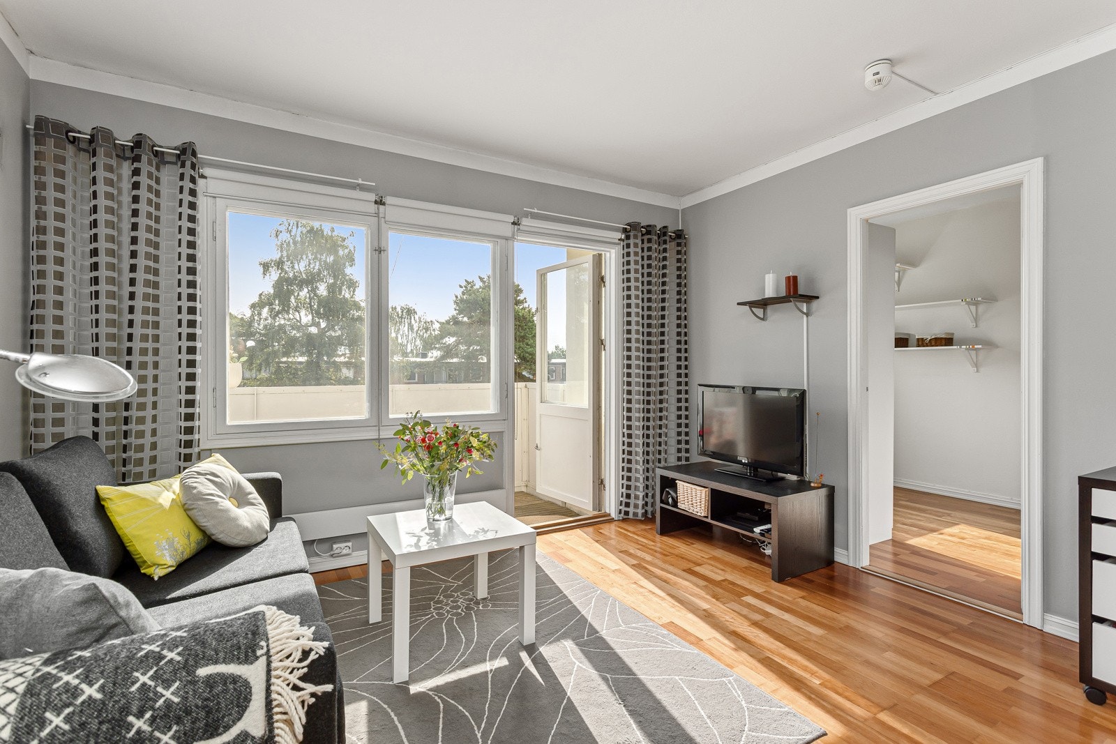 Lysinnslippet sammen med den gode takhøyden på ca. 2,44 meter bidrar til en god og luftig romfølelse. Galleribilde