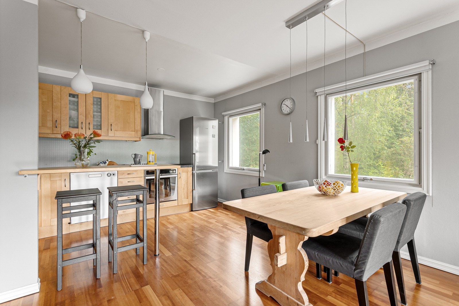 Kjøkkenet har en praktisk åpen løsning til stuen. Galleribilde