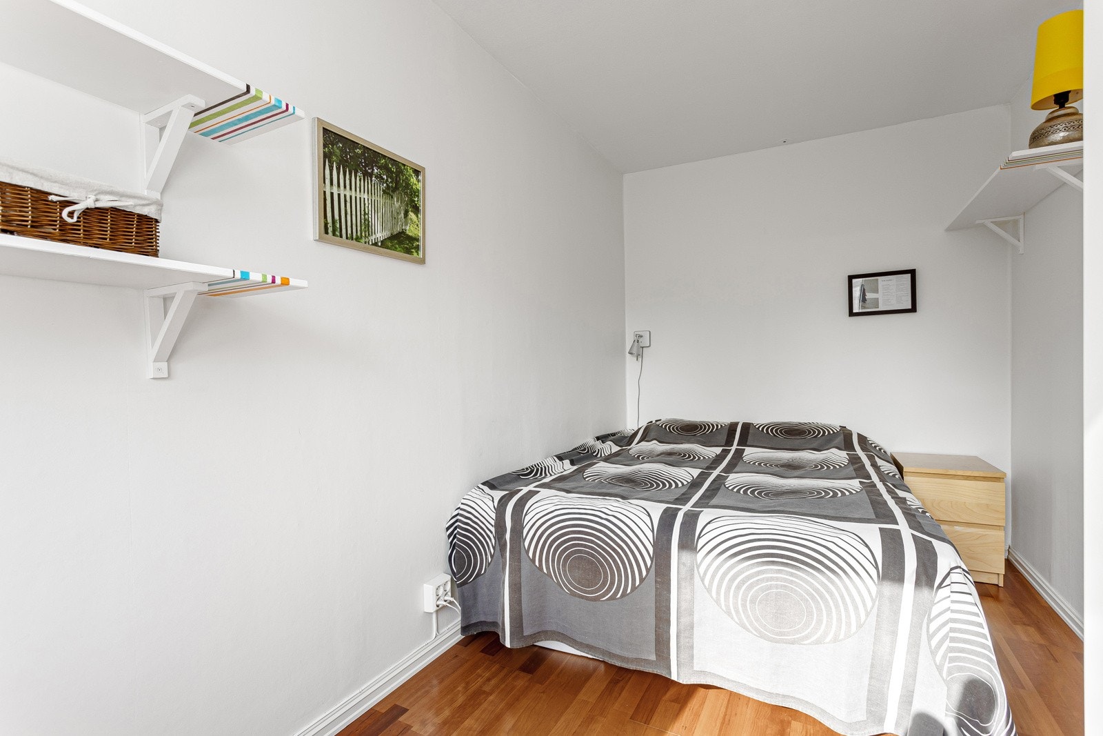 God plass til en stor dobbeltseng med tilhørende nattbord Galleribilde