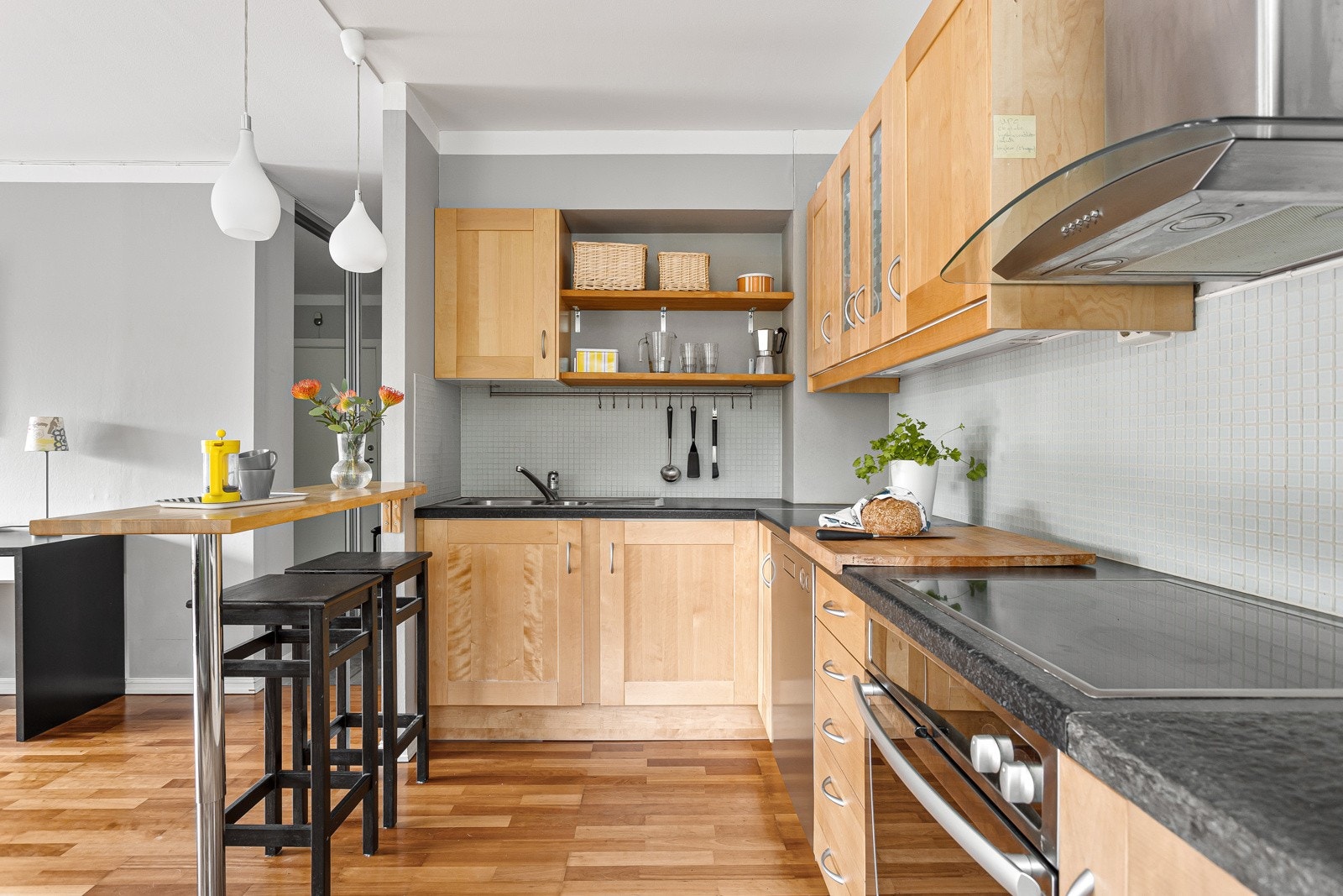 Integrert komfyr med platetopp, oppvaskmaskin og kjøkkenventilator med kullfilter. Galleribilde