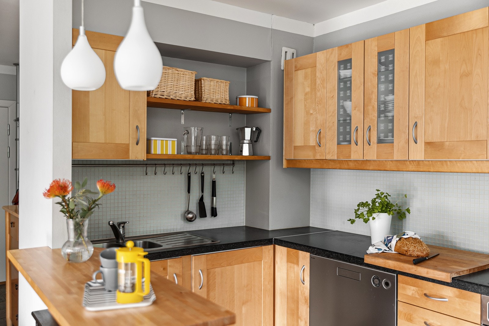 Kjøkkenet er utstyrt med kjøleskap med frysedel. Galleribilde