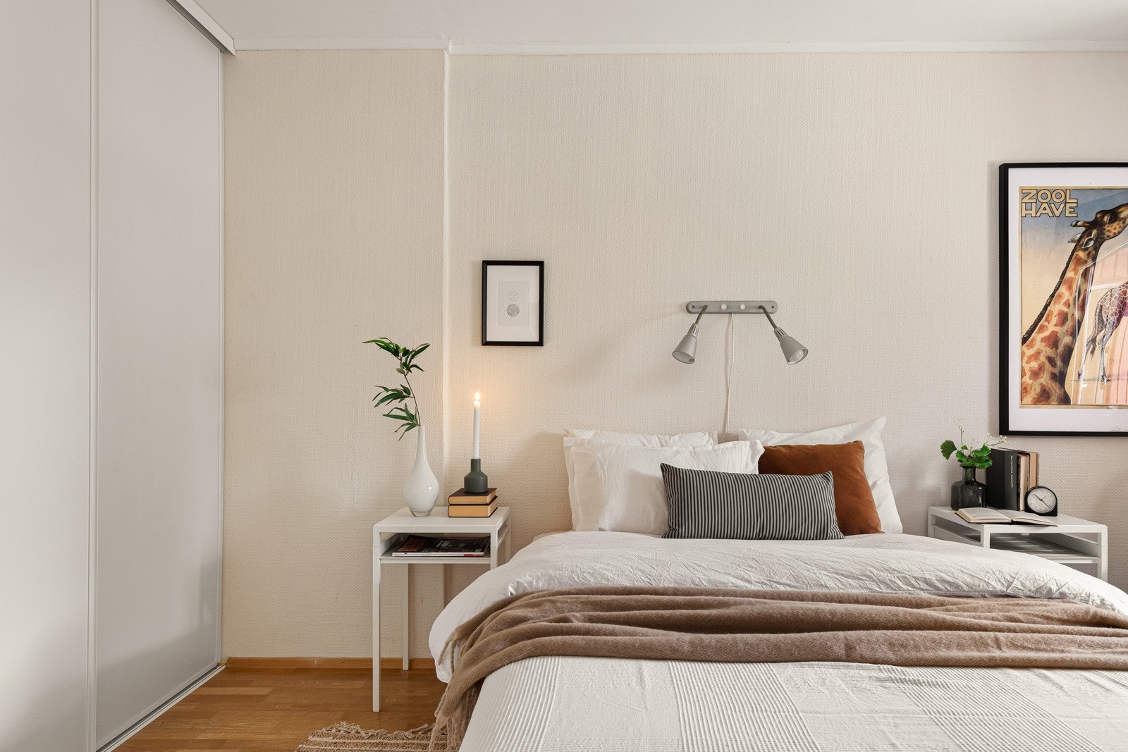 Stor skyvedørsgarderobe på soverom Galleribilde