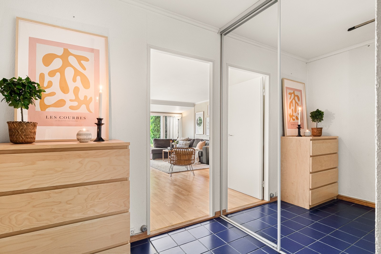 Stor skyvedørsgarderobe med speilfronter i entreen. Her er opplegg for vaskemaskin. Galleribilde