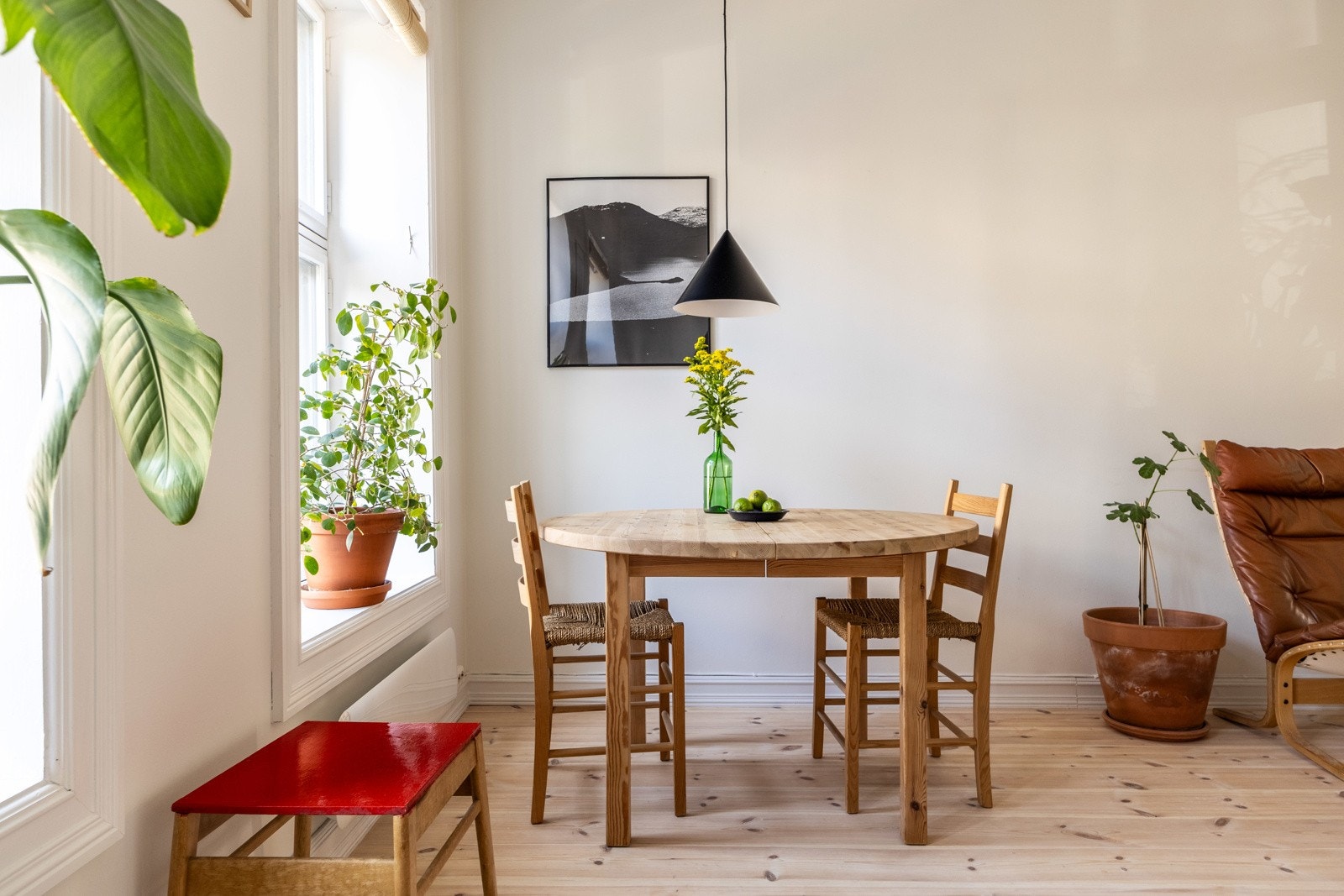 Leiligheten gir en god romfølelse med generøs takhøyde og fine lysforhold. Galleribilde