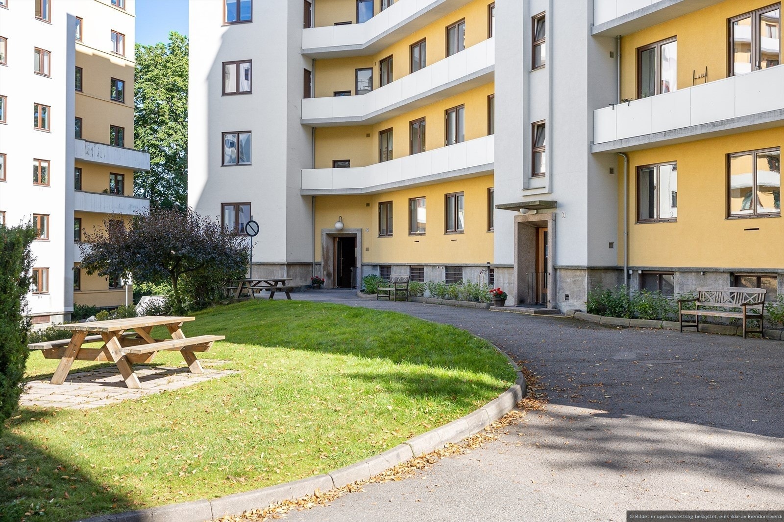 Hva har du likt spesielt godt med boligen og kommer til å savne mest? Sitat selger: "Jeg elsker å bo her! Det jeg liker aller best med selve leiligheten er beliggenheten, utsikten, grøntarealene som omgir bygården og arkitekturen." Galleribilde