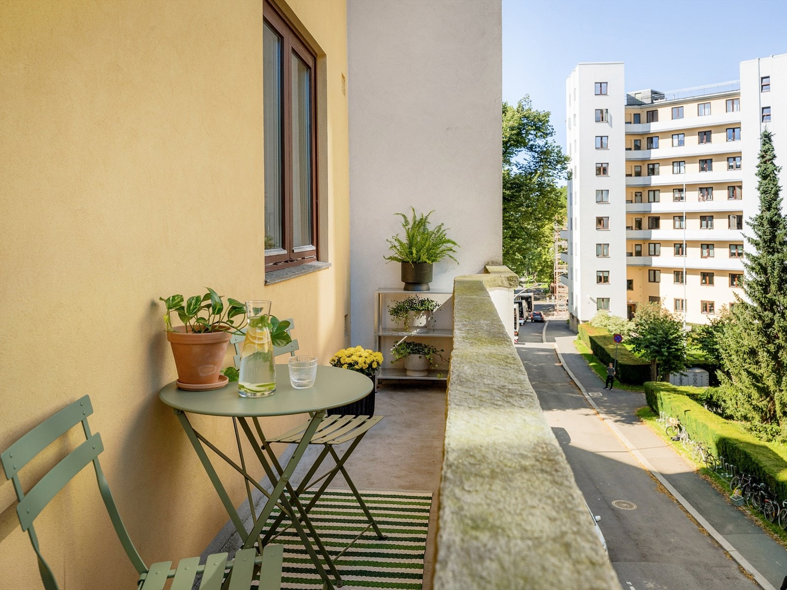 Varme sommerdager tilbringes helst ute på den sydøstvendte balkongen på ca. 7,2 m2 som strekker seg langs siden og videre rundt stuehjørnet. Galleribilde