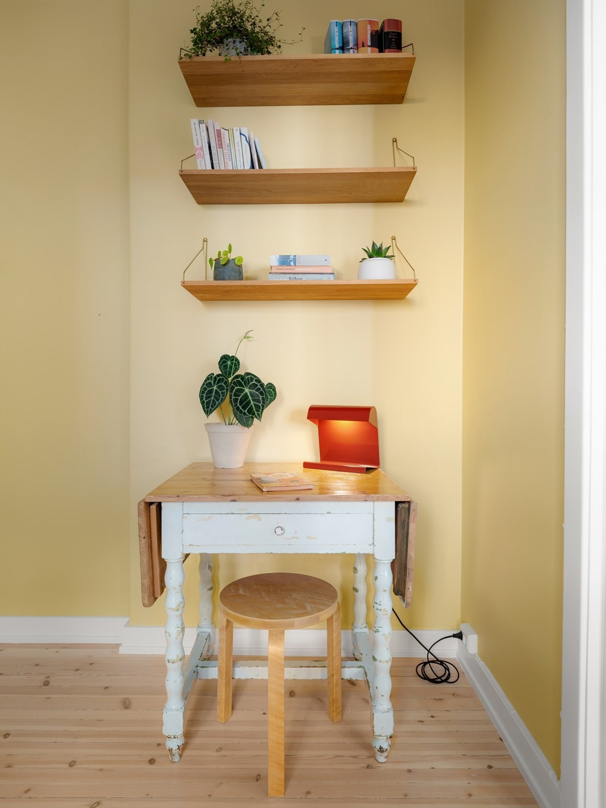 Du har god plass til både seng, garderobe og kontorløsning. Galleribilde