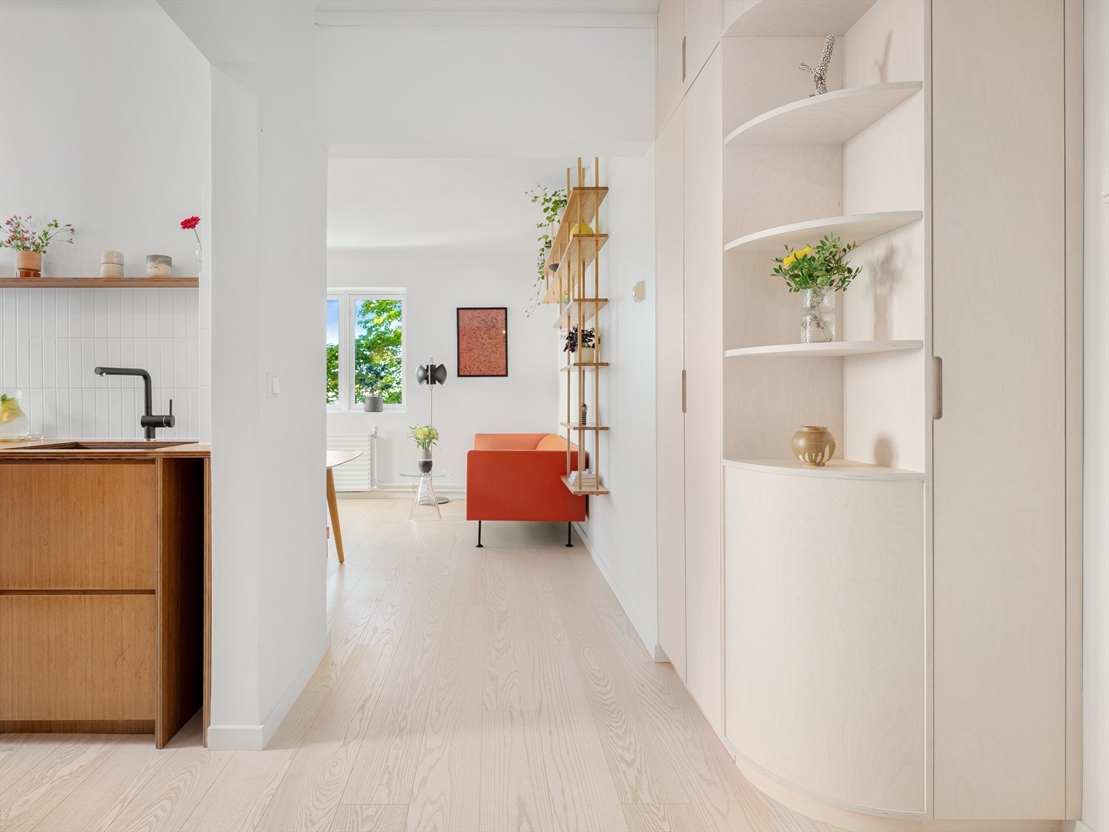 Det flotte lyset får du rett i fanget i det du beveger deg inn i leiligheten. Galleribilde