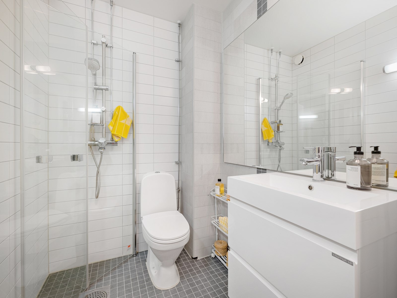Lett tilgjengelig i entrèen ligger badet. Dette ble rehabilitert i regi av sameiet i 2010. Galleribilde