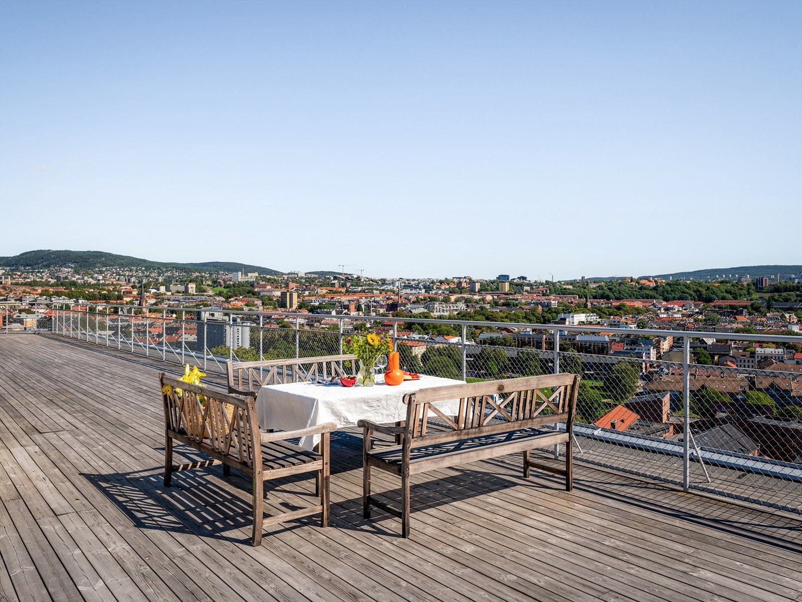 Kun en rask heistur unna ligger også sameiets store felles takterrasse. Galleribilde