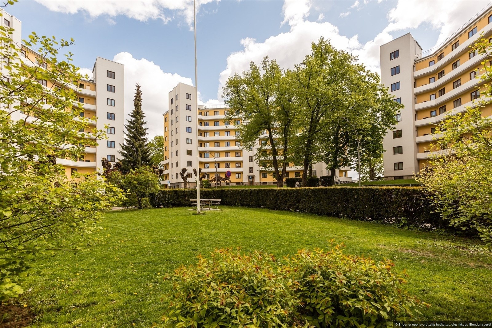 Blokkene var Oslos første frittstående boligblokker bygget i funkisstil i 1930-årene, og ble i sin tid tegnet av arkitekt Victor Schaulund. Her bor det også selvsagt mange arkitekter derav økenavnet "arkitektblokkene". Galleribilde