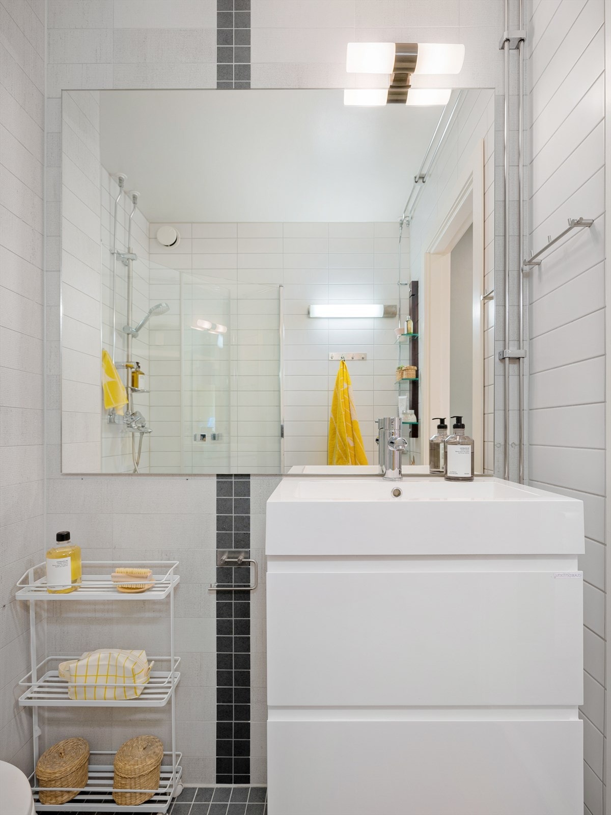 Badet er senere blitt modernisert med baderomservant og blandebatteri, blandebatteri dusj, dusjhode dusjdører i glass, og spesialtilpasset stort speil. Det er varme i gulv og fin belysning. Galleribilde