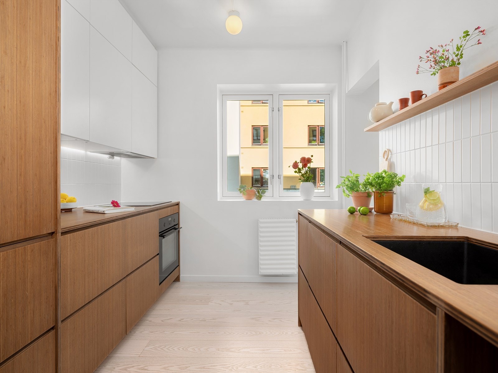 Kjøkkenet er gjennomført, stilrent og lekkert med materialer i bambus fra Ask og Eng montert nytt i 2018. Innvendige skap og skuffer er fra IKEA. Galleribilde