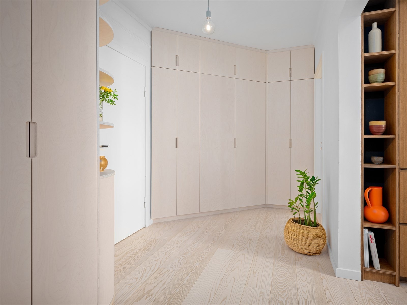 Det luftige gangarealet har også rikelig med smarte snekkerbygde oppbevaringløsninger i lys bjørkefinèr. Fra denne er det adkomst til alle boligens øvrige rom, noe som underbygger den gode planløsningen leiligheten har. Galleribilde