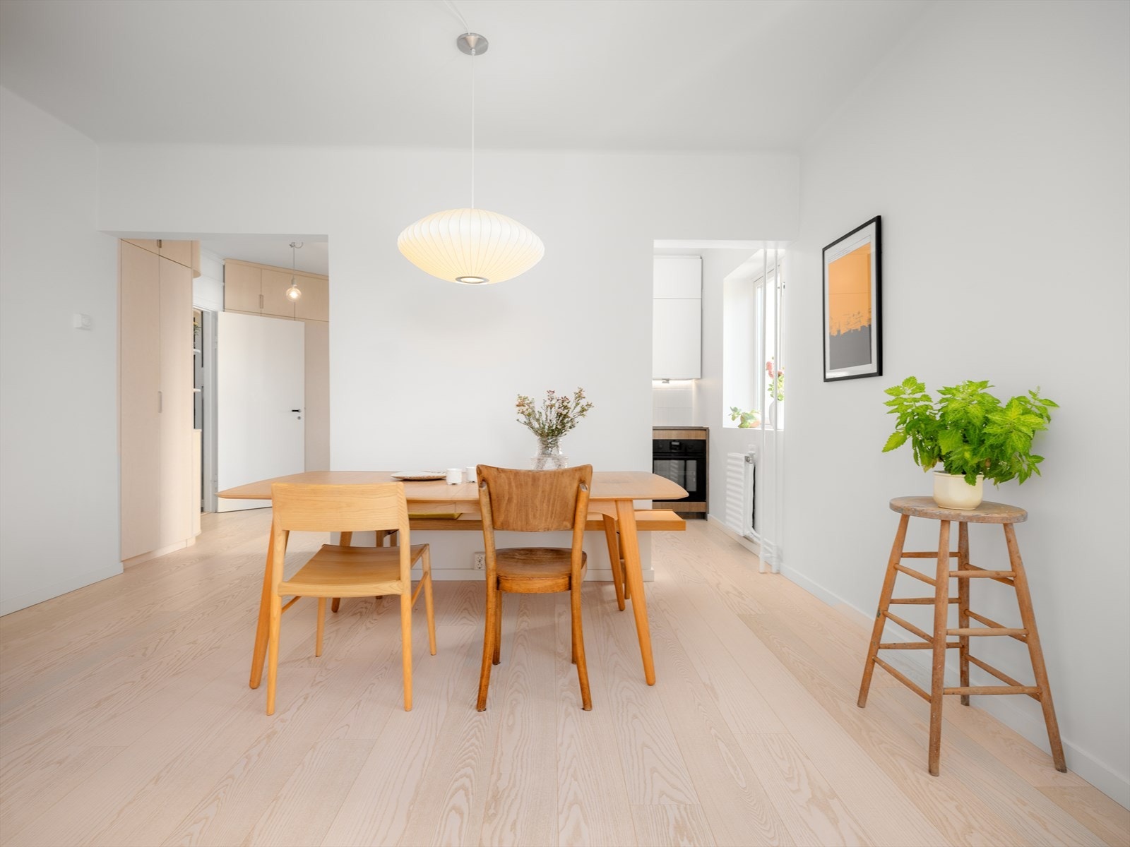 Den åpne planløsningen skaper god flyt i hverdagen. De vakre enstavs ask parkettgulvene tilfører leiligheten en perfekt dose lunhet. Galleribilde