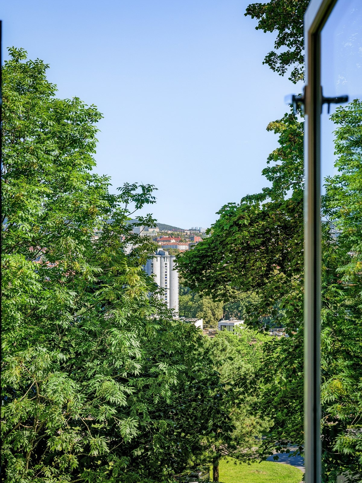 På stuesiden vender leiligheten mot flotte parkområder og har også en flott utsikt over Grünerløkka og Sagene/Torshov. Når løvet faller på høsten blir byutsikten enda mer synlig. Galleribilde