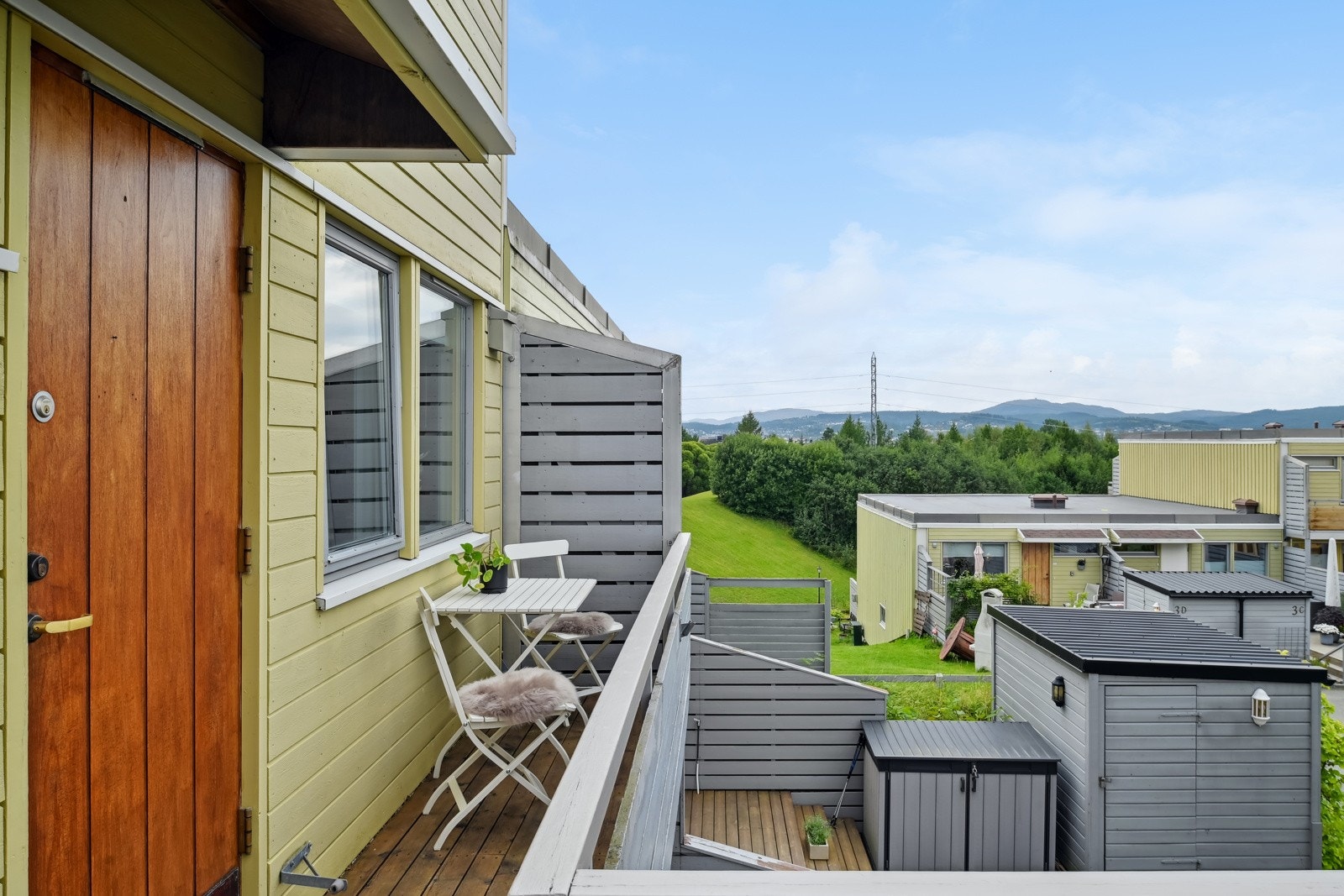 Ved inngangspartiet disponerer man et hyggelig uteareal med plass til en liten sittegruppe. Galleribilde