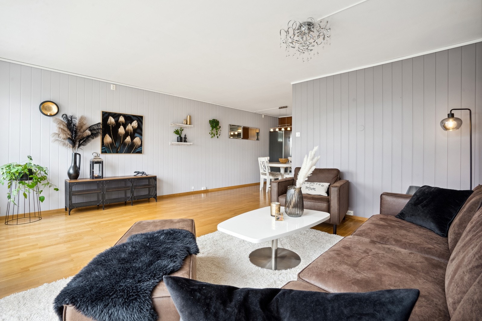 Det er opplegg for kabel-tv/internett, og rommet varmes opp via radiatorer. Galleribilde