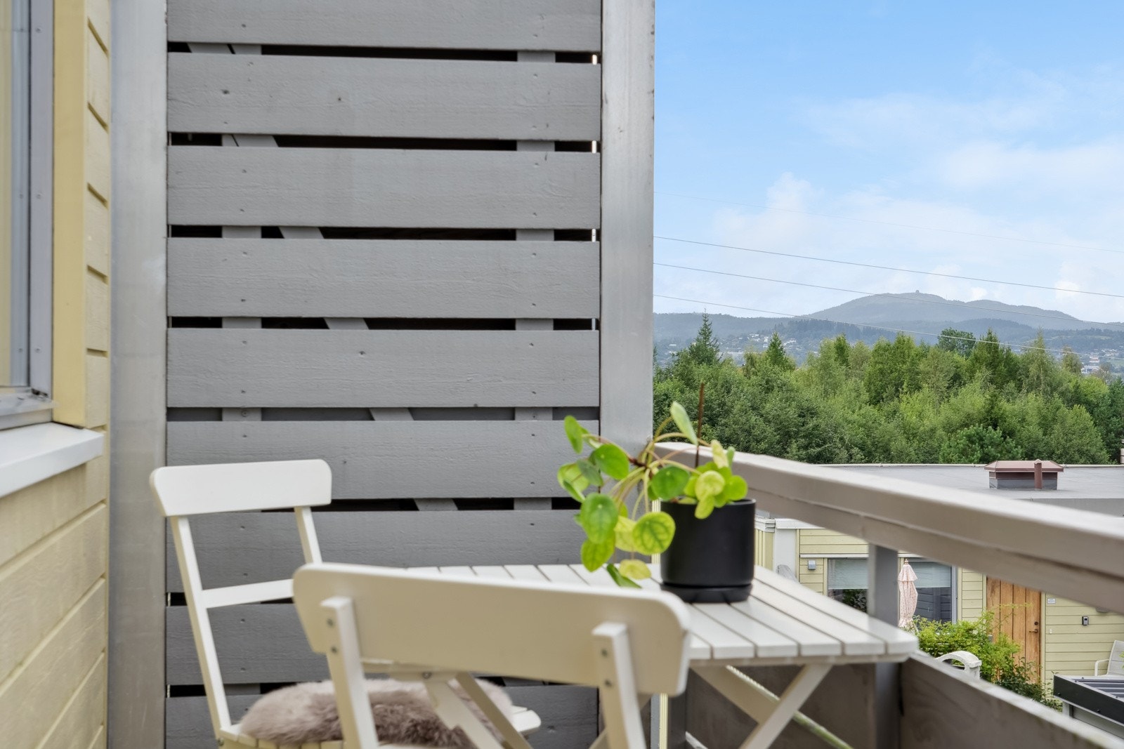 Man har også solen store deler av dagen på balkongen ved inngangen. Galleribilde