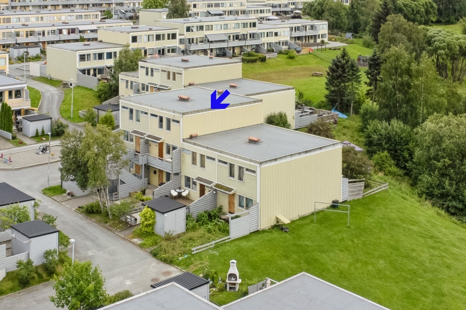 Boligen har en flott beliggenhet i feltet med grønne, åpne friarealer foran seg. Galleribilde