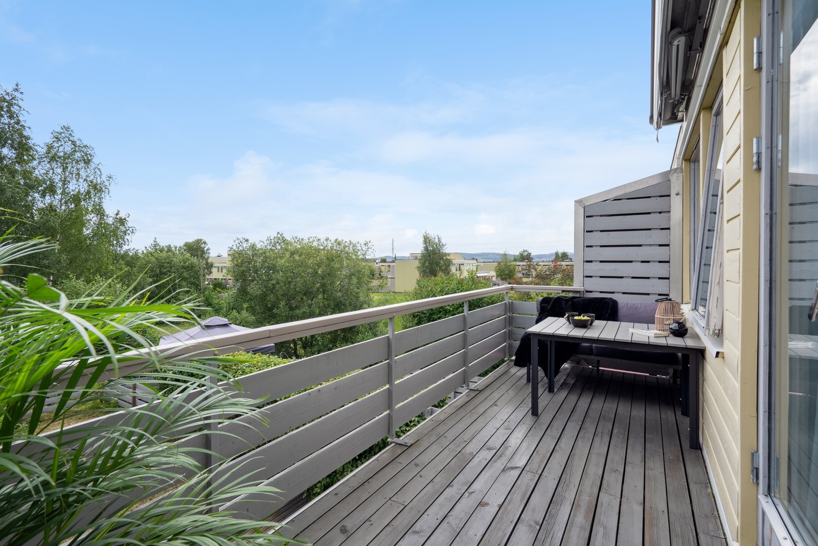 Balkongen vender mot sør og nyter særdeles gode solforhold. Galleribilde