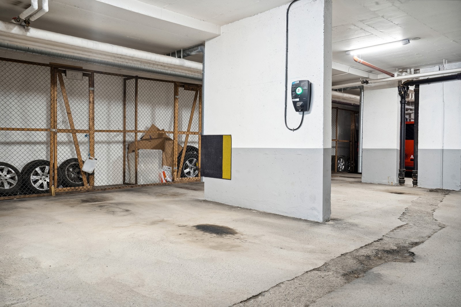 Det medfølger egen parkeringsplass i oppvarmet garasjeanlegg. Det er montert ladeboks for elbil som følger med. Galleribilde