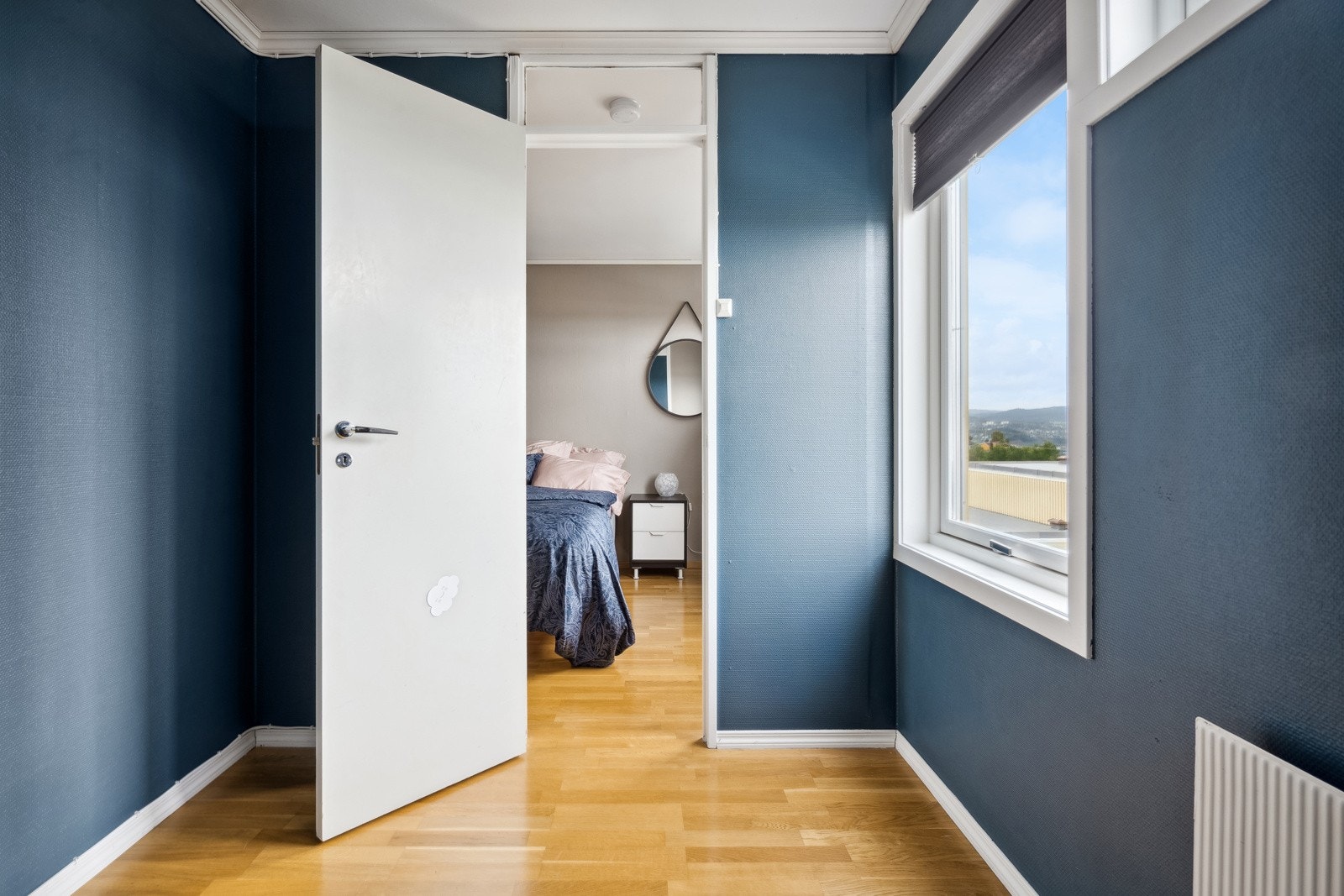 Kontor, garderoberom, bod i tilknytning til hovedsoverommet. Galleribilde