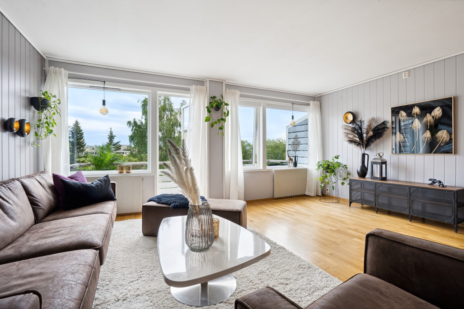 De sørvendte vinduene ved endeveggen slipper inn godt med naturlig dagslys. Galleribilde