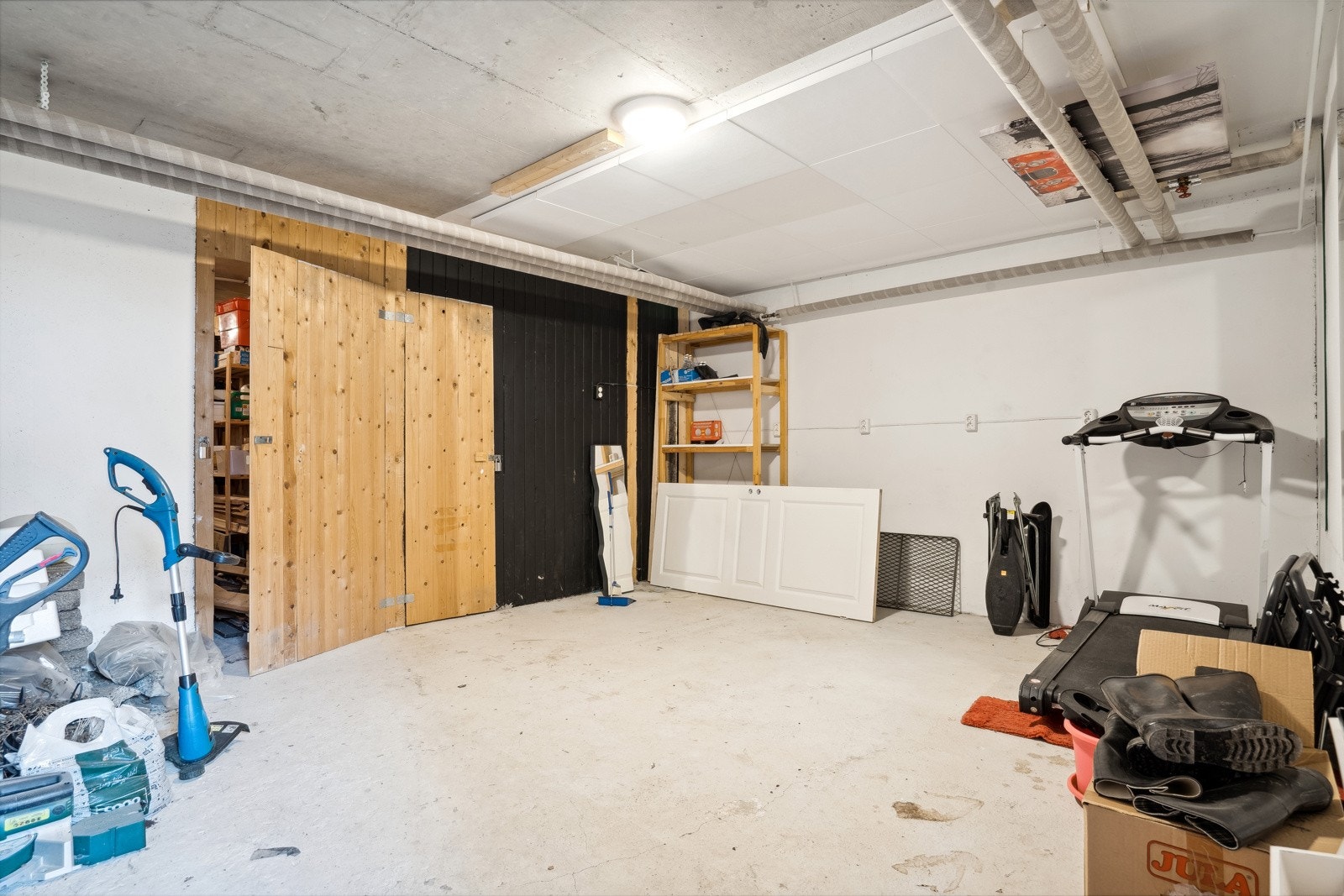 Stor felles kjellerbod deles med naboen i 1. etasje. Galleribilde