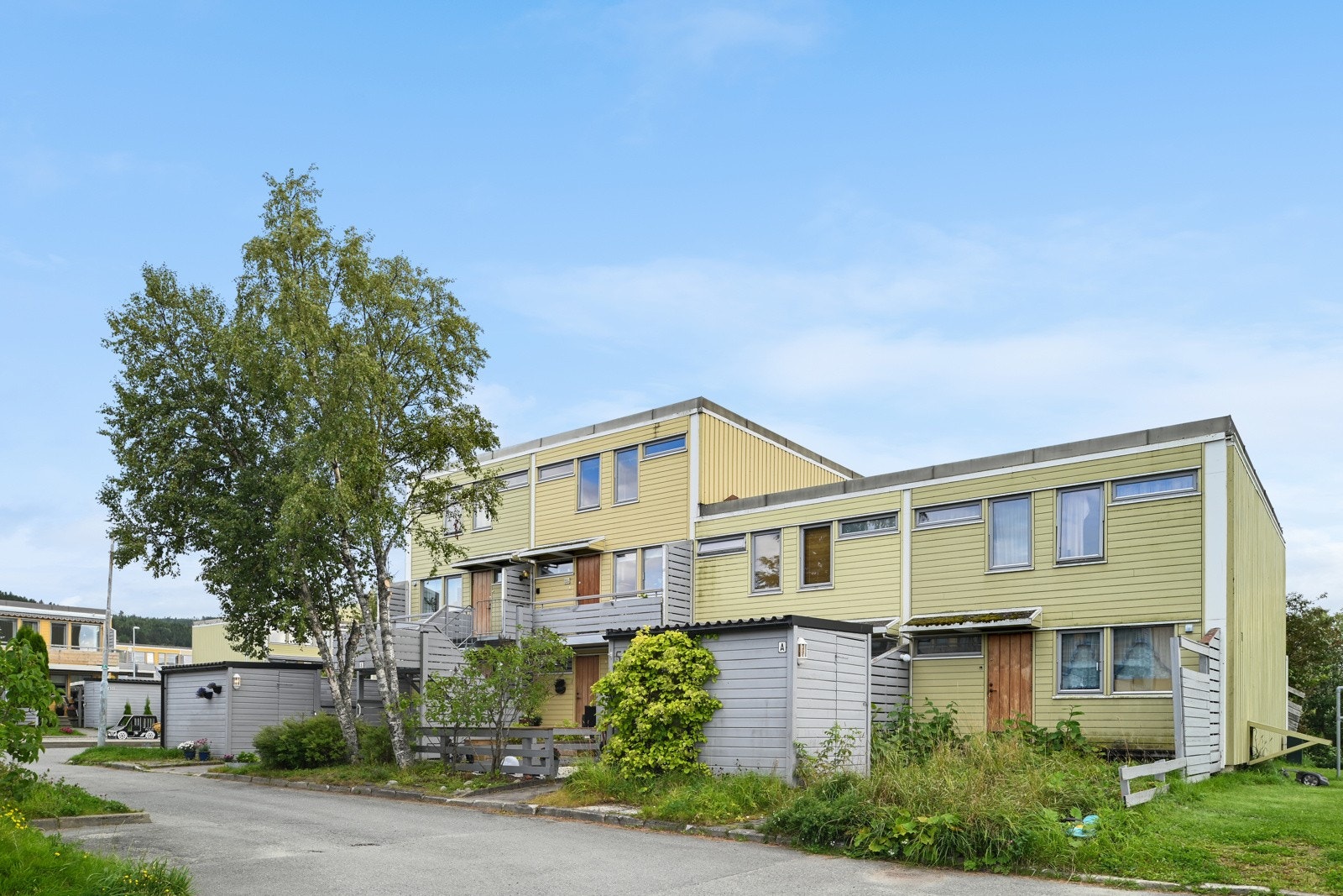 Boligen ligger i et rolig og barnevennlig tun uten gjennomgangstrafikk og med lekeplass like ved, samt umiddelbar nærhet til fine grøntområder og ballbaner. Galleribilde