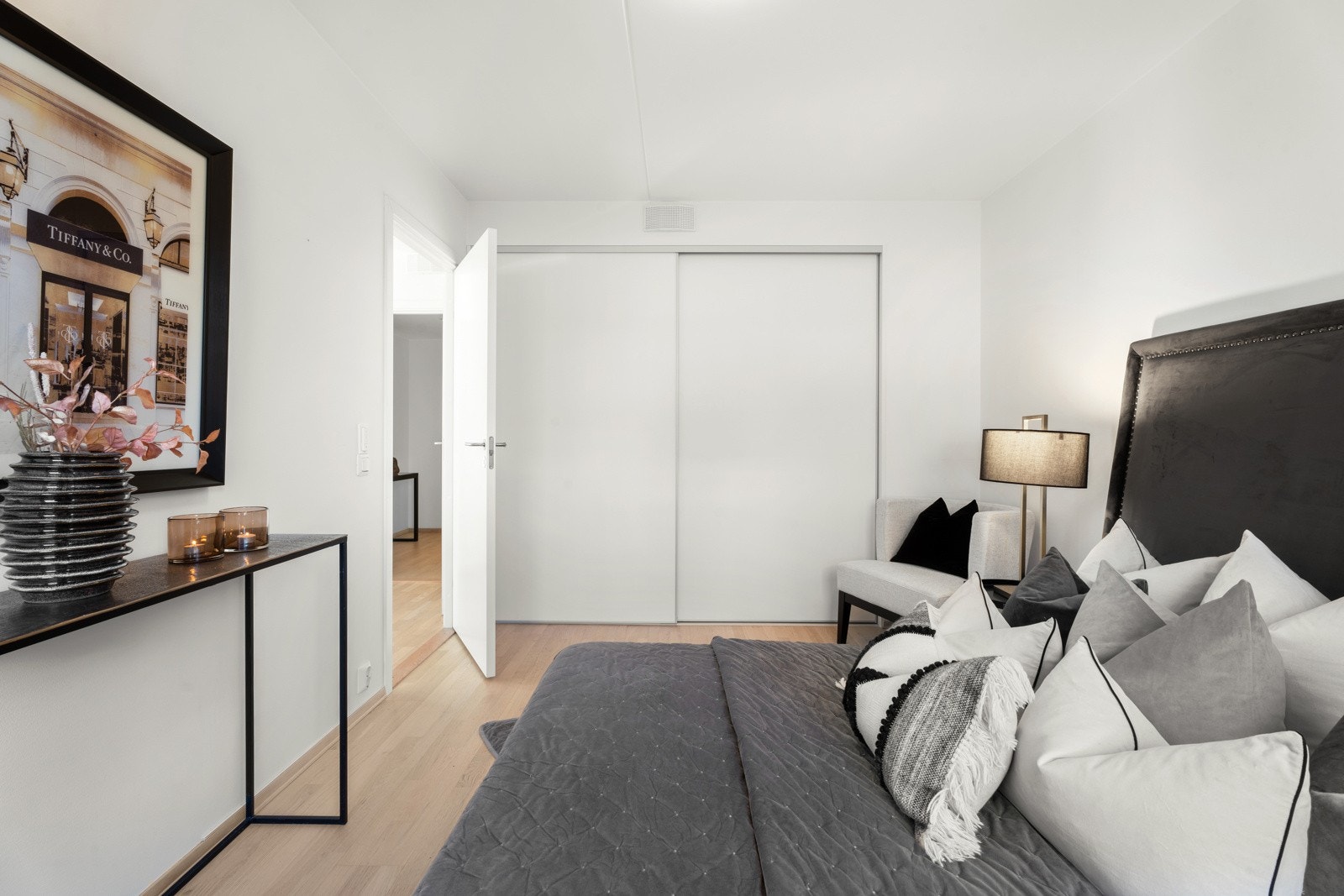Rommet er utstyrt med stor skyvedørsgarderobe Galleribilde