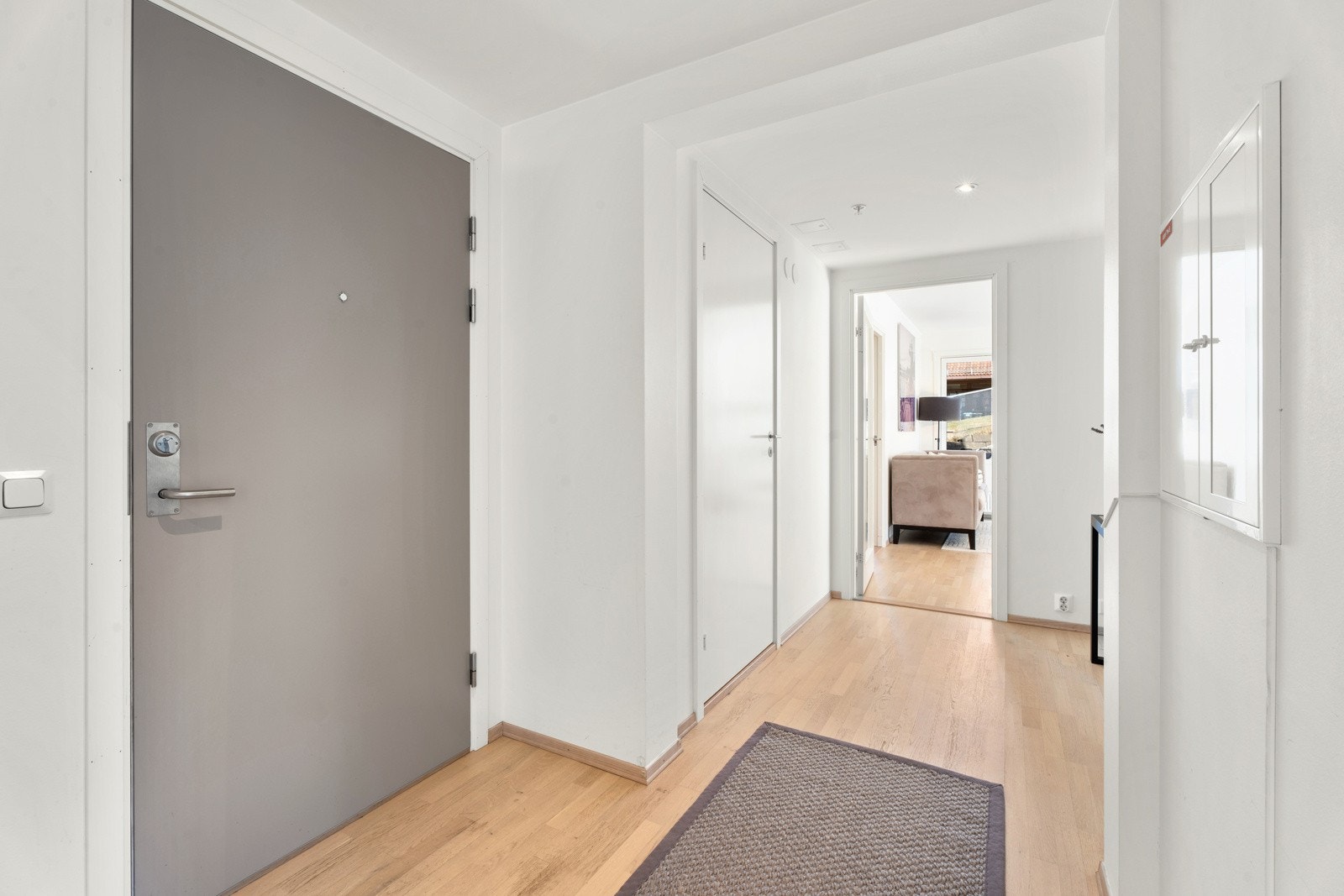 Leiligheten har en fin planløsning med adkomst til baderom, wc, 2 soverom og stue fra entréen. Galleribilde